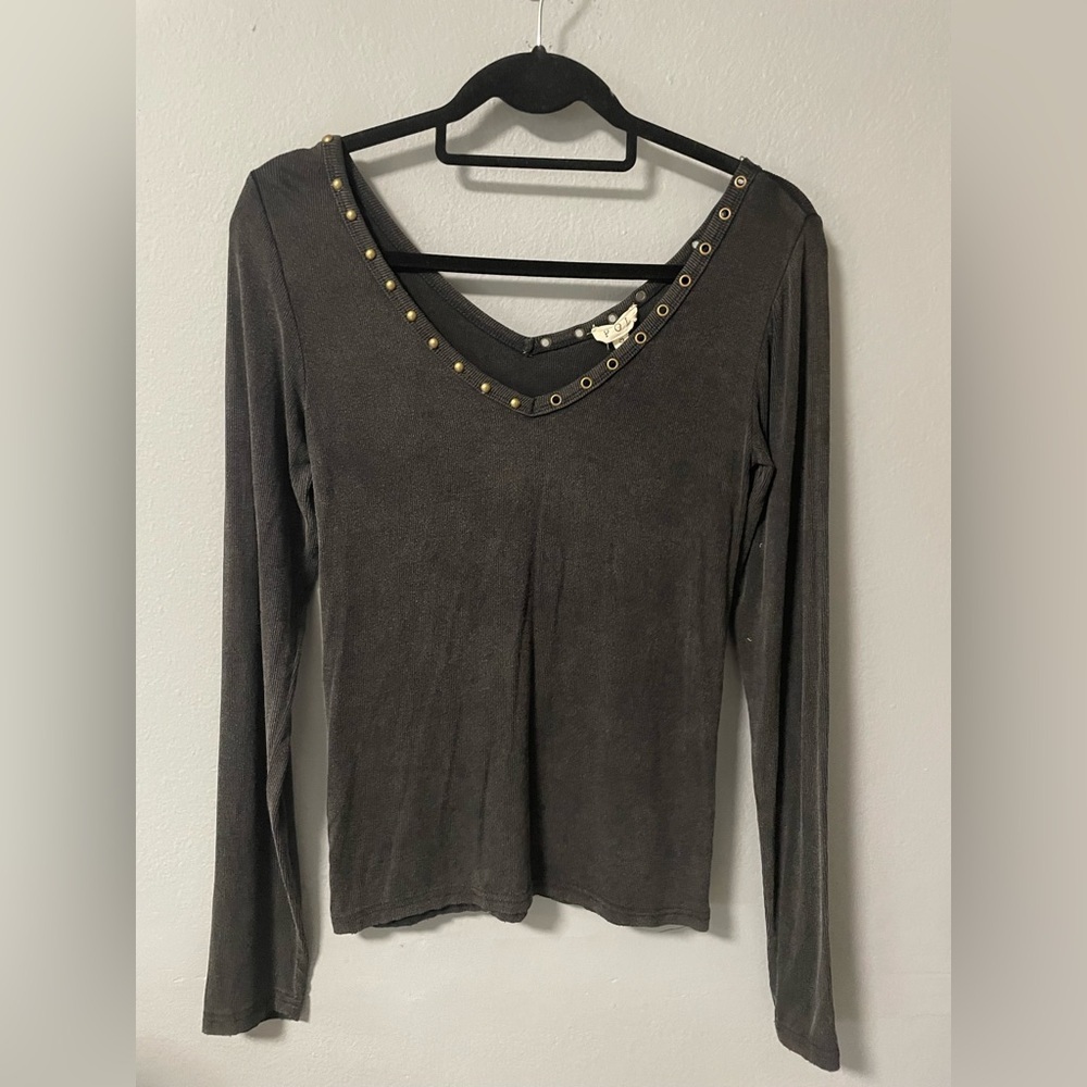 NWOT POL Ribbed Long Sleeves V-Neck Studded Stretchy Top. Size Small